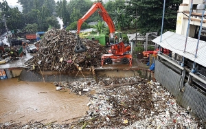 Sampah Menumpuk, Pemprov DKI Angkut 80 Ton Sampah Dari Pintu Air Manggarai