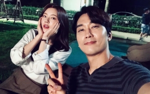 Song Seung Heon - Lee Sun Bin Dipuji Serasi Usai Pose Keren di Lokasi 'The Great Show'