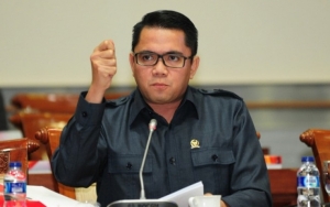 Sebut Ekonom Emil Salim Sesat, Politisi PDIP Arteria Dahlan: Ini Perjuangan Ideologi