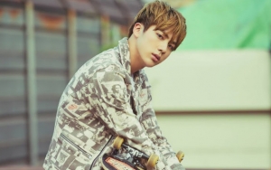 Kocaknya Jin BTS Akui Menyesal Dandan Seperti Ini Saat Berangkat ke Saudi Arabia