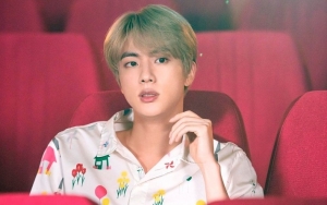 Jawaban Super Narsis Jin BTS Ditanya Komentar Saat Lihat Cermin