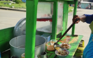 Viral Kisah Intel Laris Jadi Penjual Bakso, Netter Heboh Samakan Dengan Film Korea 'Extreme Job'
