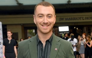 Sam Smith Nekat Pakai Makeup dan Baju Wanita di Acara Award, Intip Fotonya Berikut Ini