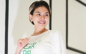 Nikita Mirzani Terjun Langsung Beri Bantuan dan Semangat ke Korban Gempa Maluku 