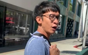 Aming Pamer Foto Mejeng di Jalanan Amerika, Ungkap Rasa Bangga Kenakan Sandal Yang Sama Berkali-kali