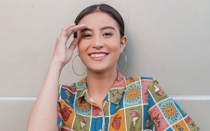 Awkarin Unggah Foto Bareng Keluarga Driver Ojol yang Motornya Dicuri, Sosok Cantik Ini Jadi Sorotan