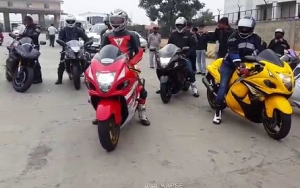Viral Video Geng Motor Arogan 'Kena Batu' Usai Tantang Pengendara Mobil