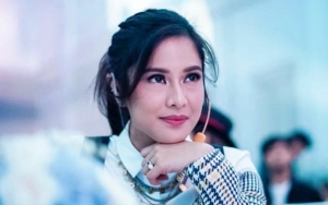 Dian Sastro Pilih Baca Buku Saat di Pesawat Malah Banjir Komentar 'Julid'