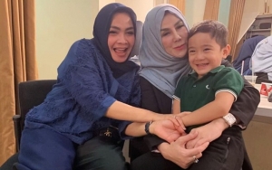  Jarang Bersama, Potret Mama Rieta dan Ibunda Raffi Ahmad Akur Momong Cucu Berdua Disorot
