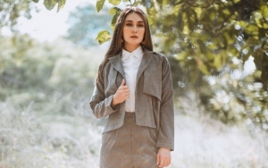  Luna Maya Pakai Kaus Mirip Manset Murahan, Harganya Bikin Kejang-kejang
