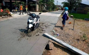 Viral Motor Terjebak Aspal Basah Lantaran Pengendara Nekat, Sikap Savage Pekerja Disorot