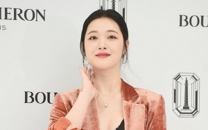 'Night of TV Entertainment' Rilis Momen Pers Terakhir Sulli Sebelum Bunuh Diri