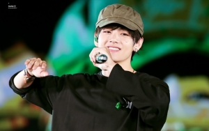 Deretan Senyum Tulus V BTS Ini Bisa Nular dan Bikin Bad Mood Hilang, Setuju?