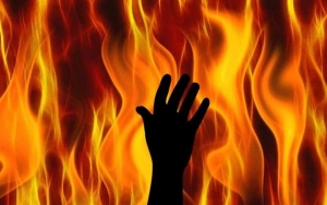 Pria Di Surabaya Bakar Sang Istri yang Berusia 19 Tahun Karena Cemburu
