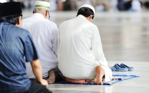 Timbulkan Reaksi Beragam, Pria Ini Dorong Kepala Aki-Aki Karena Tidak Khusyuk Saat Salat
