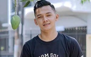Tangan Dory Tukang Gendang Didi Kempot 'Bandel' Saat Dipeluk Cewek, Hati Fans Remuk Ambyar