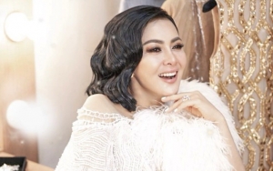  Syahrini Pamer Penampilan Berantakan Di Ranjang Saat Bangun Pagi, Benda Ini Bikin Gagal Fokus