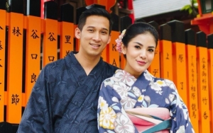 Nindy Lakukan Challenge Romantis Bareng Sang Suami, Kaus BTS Jadi Sorotan