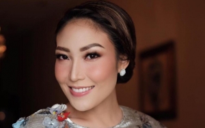  Belum 1 Bulan, Gemasnya Anak Ketiga Ayu Dewi Sudah Sadar Kamera Diajak Selfie