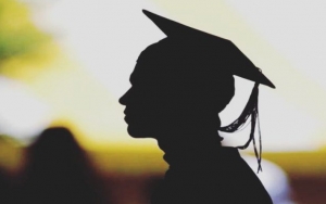 Nyesek, Mahasiswi Ini Mendadak Batal Wisuda Walau Sudah Dapatkan Toga
