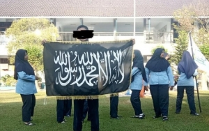 Pihak Sekolah Buka Suara Soal Murid SMKN 2 Sragen Bentangkan Bendera Identik HTI