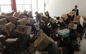 Punya Cara Unik Cegah Siswanya Menyontek, Sekolah Di India Gunakan Kardus Sebagai Helm