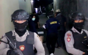 Geledah Kantor BUMN, Densus 88 Amankan Senapan Hingga Busur