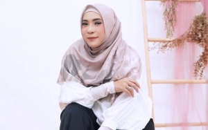  Fitri Tropica Foto Maternity Berhias Sapu Lidi, Caption Terlalu 'Absurd' Bikin Ngakak