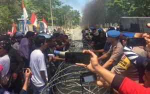 Tuntut Kematian Mahasiswa Kendari Segera Dituntaskan, Keluarga Korban Ikut Demo