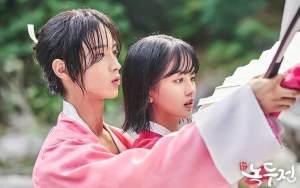 Rok Jang Dong Yoon Melorot Bikin Kim So Hyun Ngakak di Lokasi 'The Tale of Nokdu'