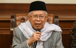 Wapres Ma'ruf Amin Kembali Kenakan Sarungnya di Sidang Kabinet Perdana