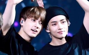 V dan Jungkook BTS Bikin Gemas, Gandengan Mesra Sebelum Masuk Mobil