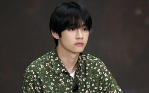 V BTS Foto Bareng Kembaran Imutnya, Bikin Gemas Maksimal Meski Gagal Pose Sama Persis