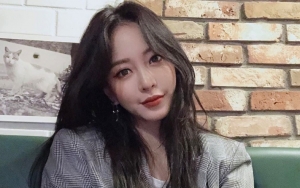 Dress Terlalu Seksi, Aktris Han Ye Seul Mati-Matian Tutupi Belahan Dada