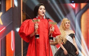 Silet Awards 2019: Syahrini dan Reino Barack Jadi Asmara Tersilet, Fans Ejek Luna Maya?