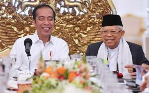 'Lepas' Sarung, Ma'ruf Amin Dipuji Jokowi Lebih Muda 20 Tahun