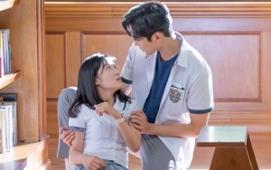 Kim Hye Yoon Ejek Gaya Sok Keren Rowoon di Lokasi Syuting 'Extraordinary You'
