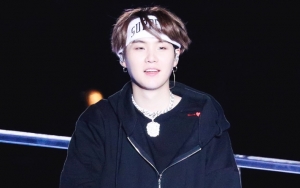 Biasa Swag, Suga Bikin Geger Tampil Genit Buka-Bukaan Umbar Bahu di Konser BTS