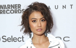 Heran Lihat Agnes Monica Pakai Kaus Kaki Harganya Jutaan, Netter: Bisa Bau Nggak?