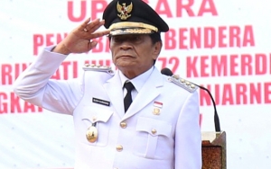Girang Lihat Jalanan Mulus, Bupati Banjarnegara Tidur Di Atasnya Dengan Pakaian Dinas
