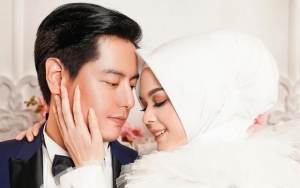 Cut Meyriska 'Bumil Cantik' Nyemil Es Krim, Gaya 'Baby Moon' Mesra Bareng Roger Bikin Gemes
