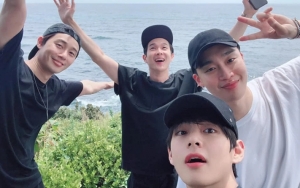 Geng V 'Wooga' Tertangkap Kamera Nonton Konser Final BTS 'Speak Yourself', Siapa Saja?