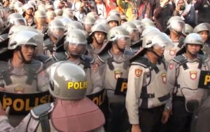 Polisi Kawal Demo di Kendari Dilempari Kotoran Tinja