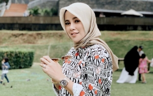  Olla Ramlan Pemotretan Cantik Dibalut Pita Hijau Malah Dibilang Mirip Bonggol Pisang