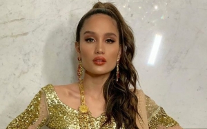 Cinta Laura Syuting Video Klip 'Caliente', Penampilan Baru Sukses Bikin Pangling