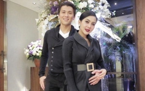 Tangan Reino 'Mampir' di Pundak Sahabat Syahrini, Ramalan 'Teman Makan Teman' Diungkit Lagi