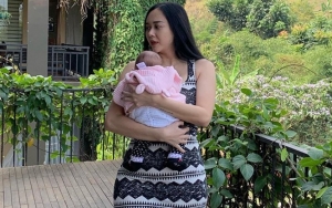 Aura Kasih Sukses Bikin Kaget Gara-Gara Lakukan Hal Ini Disela-Sela Jaga Sang Buah Hati
