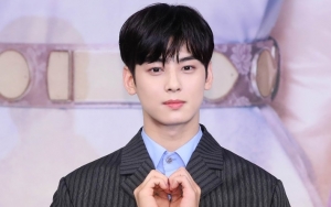 Cha Eunwoo Irit Senyum di Event Louis Vuitton Dipuji Bikin Silau Saking Tampannya