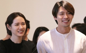 Son Ye Jin dan Hyun Bin Habiskan Malam Bersama di Foto Adegan 'Love's Emergency Landing', Fans Baper