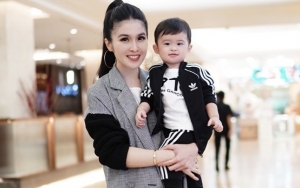  Lucunya 'Tuan Muda' Raphael Putra Sandra Dewi Keasyikan Naik Turun Lift Sambil Ngoceh